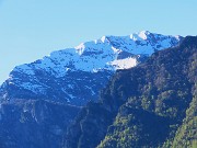 13 Bella vista anche sul versante  nord ancora innevato del Pizzo Baciamorti (2009 m)